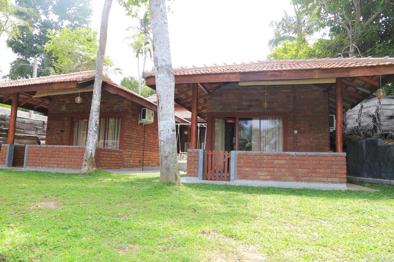 Click Hiriketiya Hotel Dickwella Exterior photo
